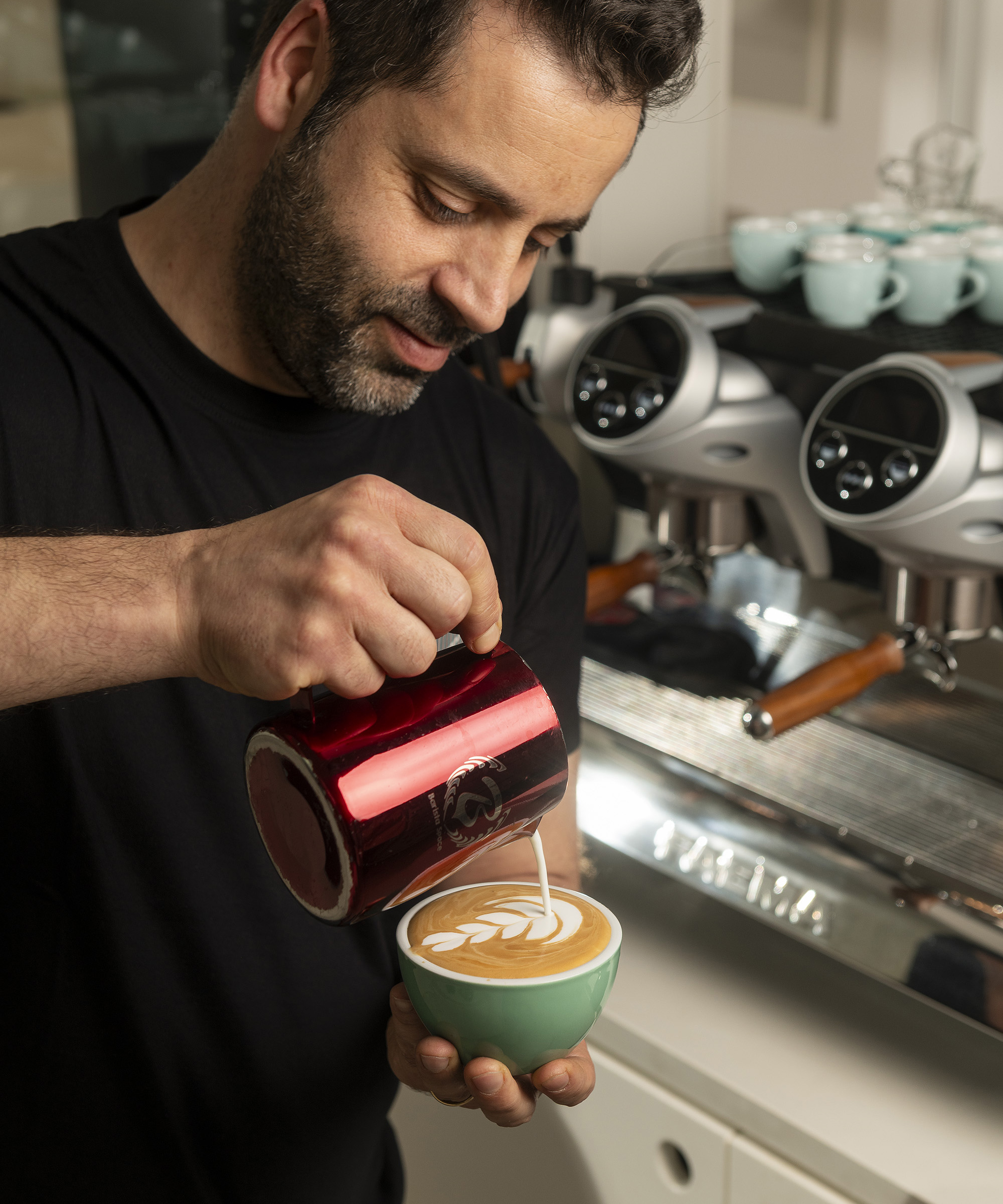 latteart-1 man brewing coffee at the coffee school (escola de café)