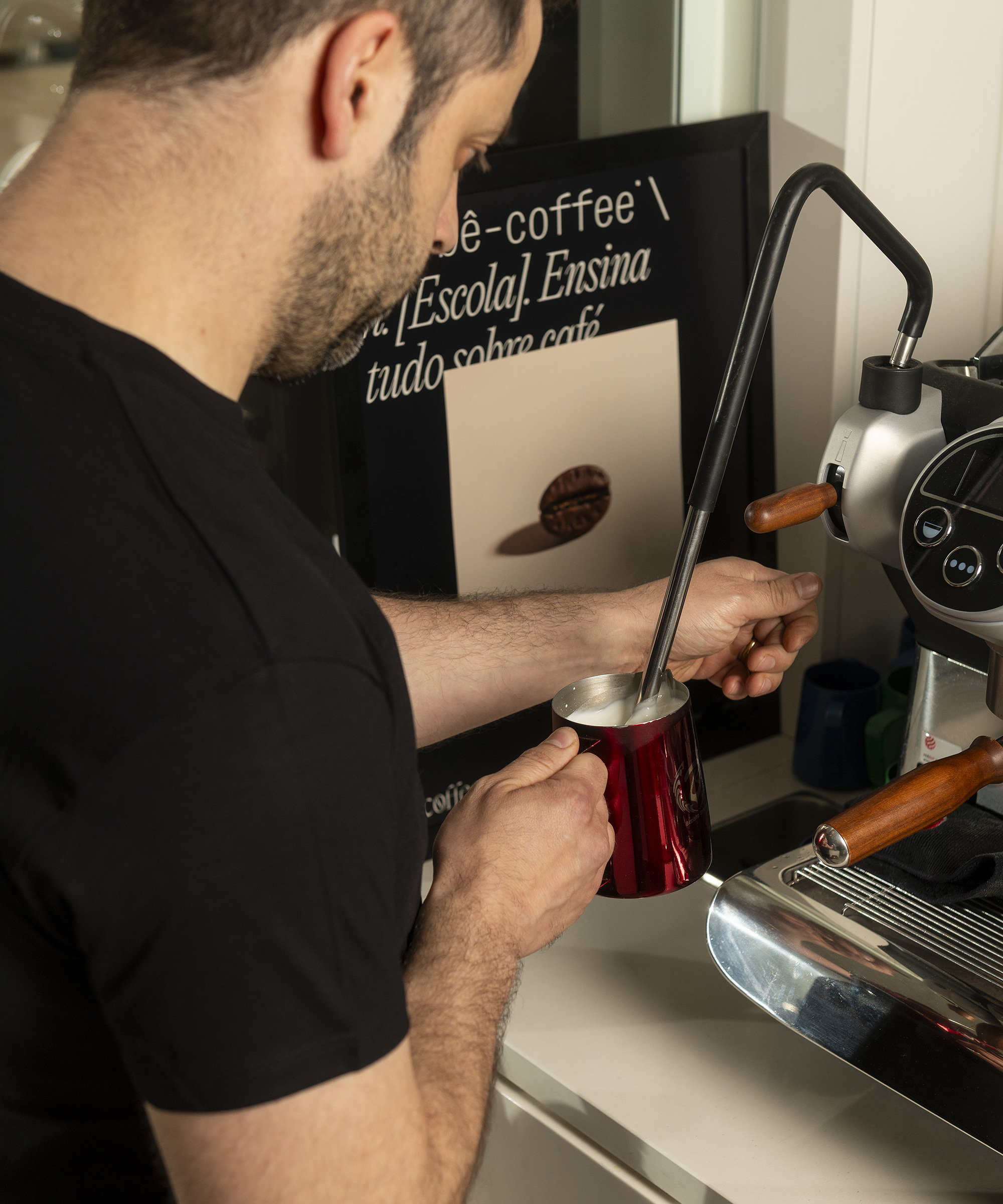 vaporizacao man brewing coffee at the coffee school (escola de café)