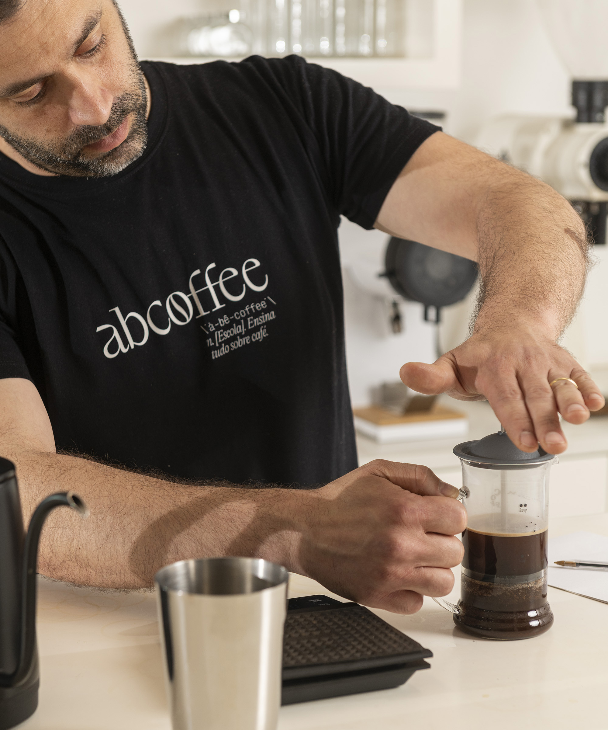 brewing coffee during coffee courses (cursos de café)